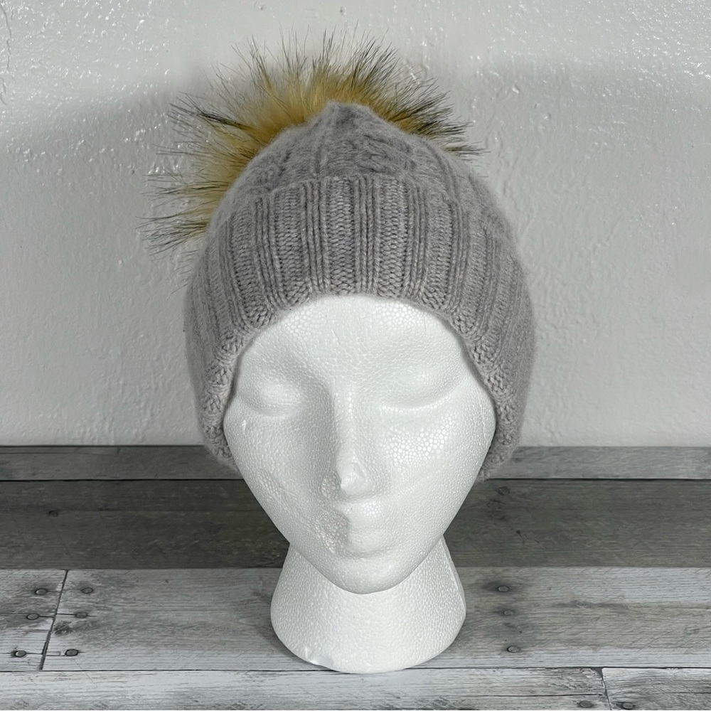 HALOGEN CASHMERE CABLE KNIT CUFFED BEANIE WITH FAUX FUR POMPOM HEATHER GRAY